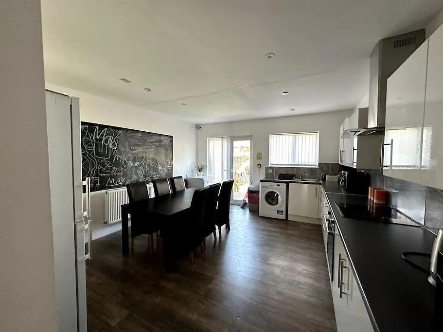 Spacious Holiday Home Near Tube Station - By Starlet Stays Londres Reino Unido