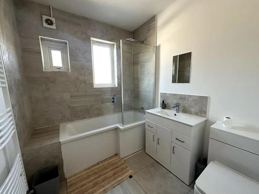 Spacious Holiday Home Near Tube Station - By Starlet Stays Londres Reino Unido