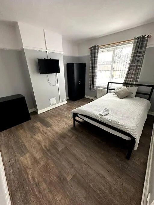 Spacious Holiday Home Near Tube Station - By Starlet Stays Londres