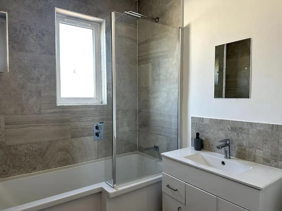 Spacious Holiday Home Near Tube Station - By Starlet Stays Londres