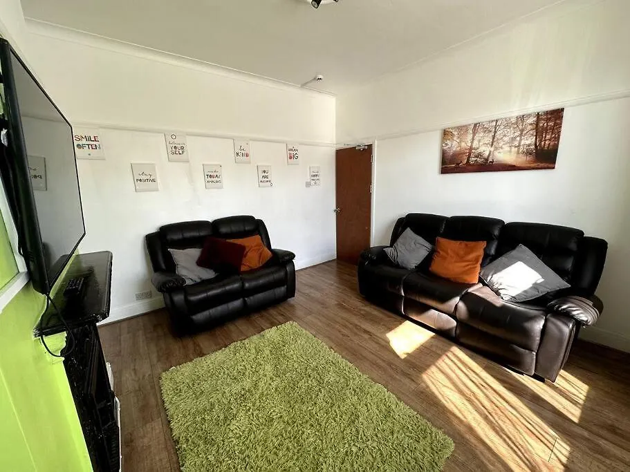 Spacious Holiday Home Near Tube Station - By Starlet Stays London United Kingdom