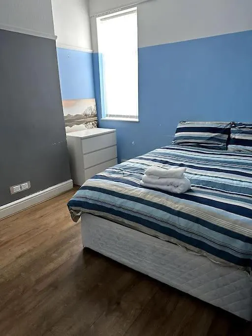 Spacious Holiday Home Near Tube Station - By Starlet Stays London 0*,