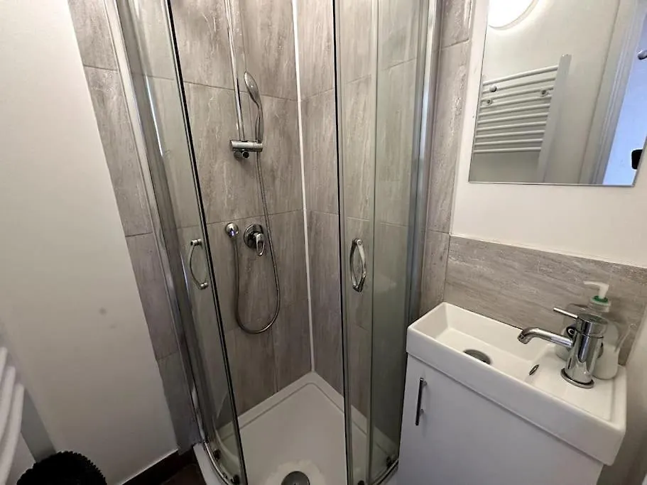 Spacious Holiday Home Near Tube Station - By Starlet Stays London