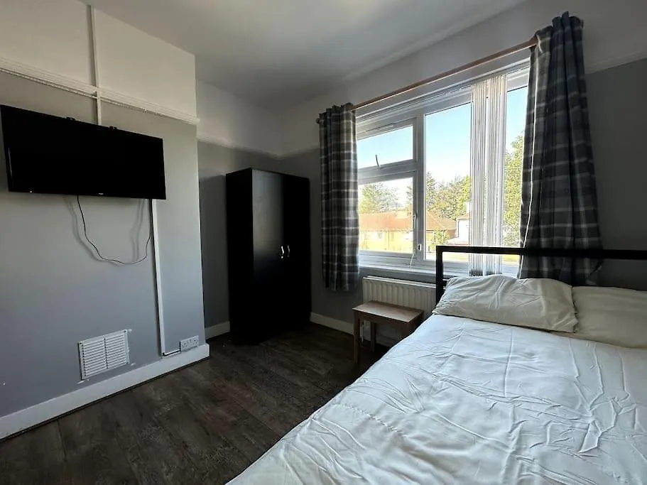 Spacious Holiday Home Near Tube Station - By Starlet Stays London