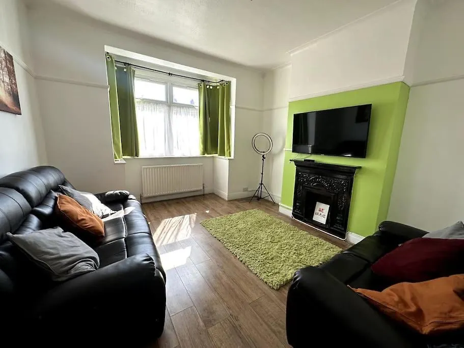 Spacious Holiday Home Near Tube Station - By Starlet Stays London