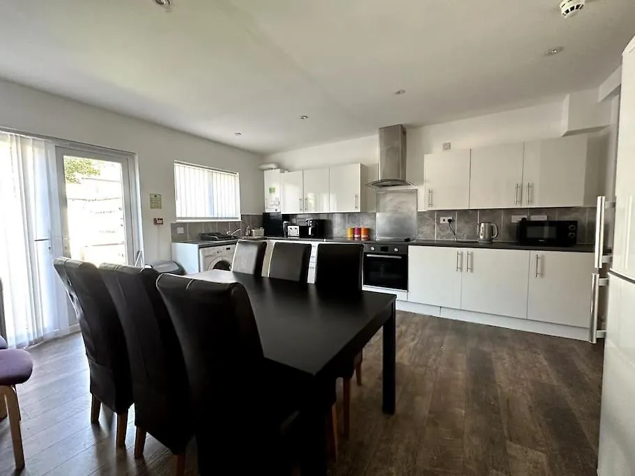 Spacious Holiday Home Near Tube Station - By Starlet Stays London