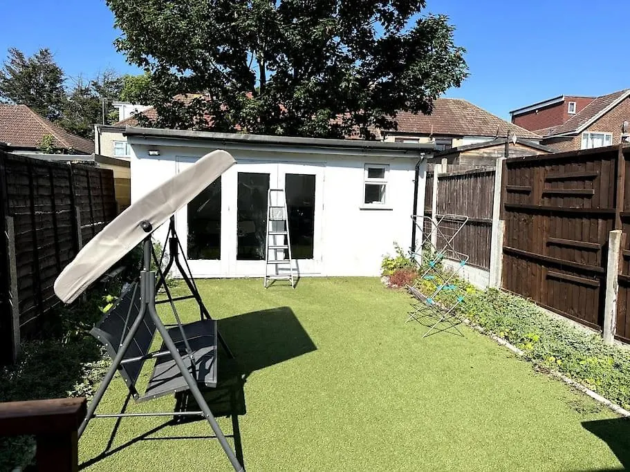 Spacious Holiday Home Near Tube Station - By Starlet Stays London 0*,  United Kingdom